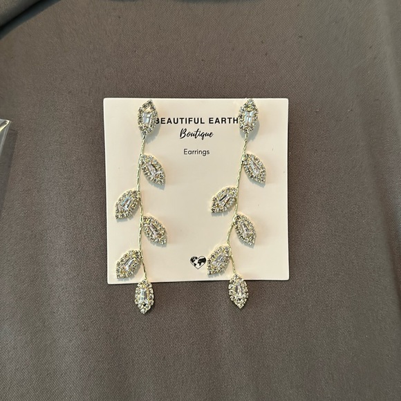 Gorgeous leaf shape dangling earrings - Picture 1 of 3